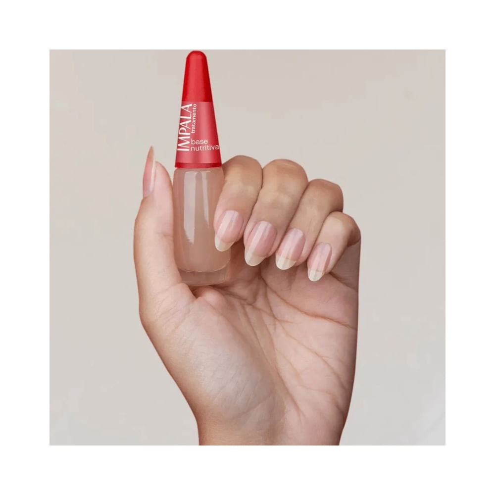 Frasco da Base Impala Tratamento Nutritiva em close, mostrando rótulo e conteúdo branco.